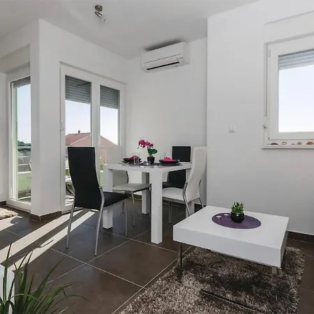 One-bedroom Saldun With Sea View 09 טרוגיר