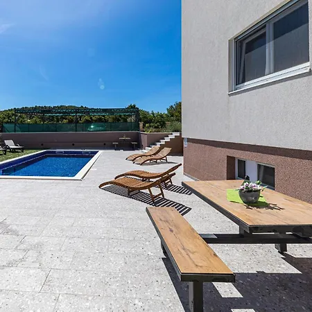 One-bedroom Saldun With Sea View 09 * טרוגיר